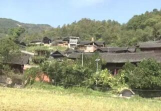 文必武在调研少数民族传统村落重安镇望坝村时强调:要切实加强传统村落保护开发利用 深挖民族文化