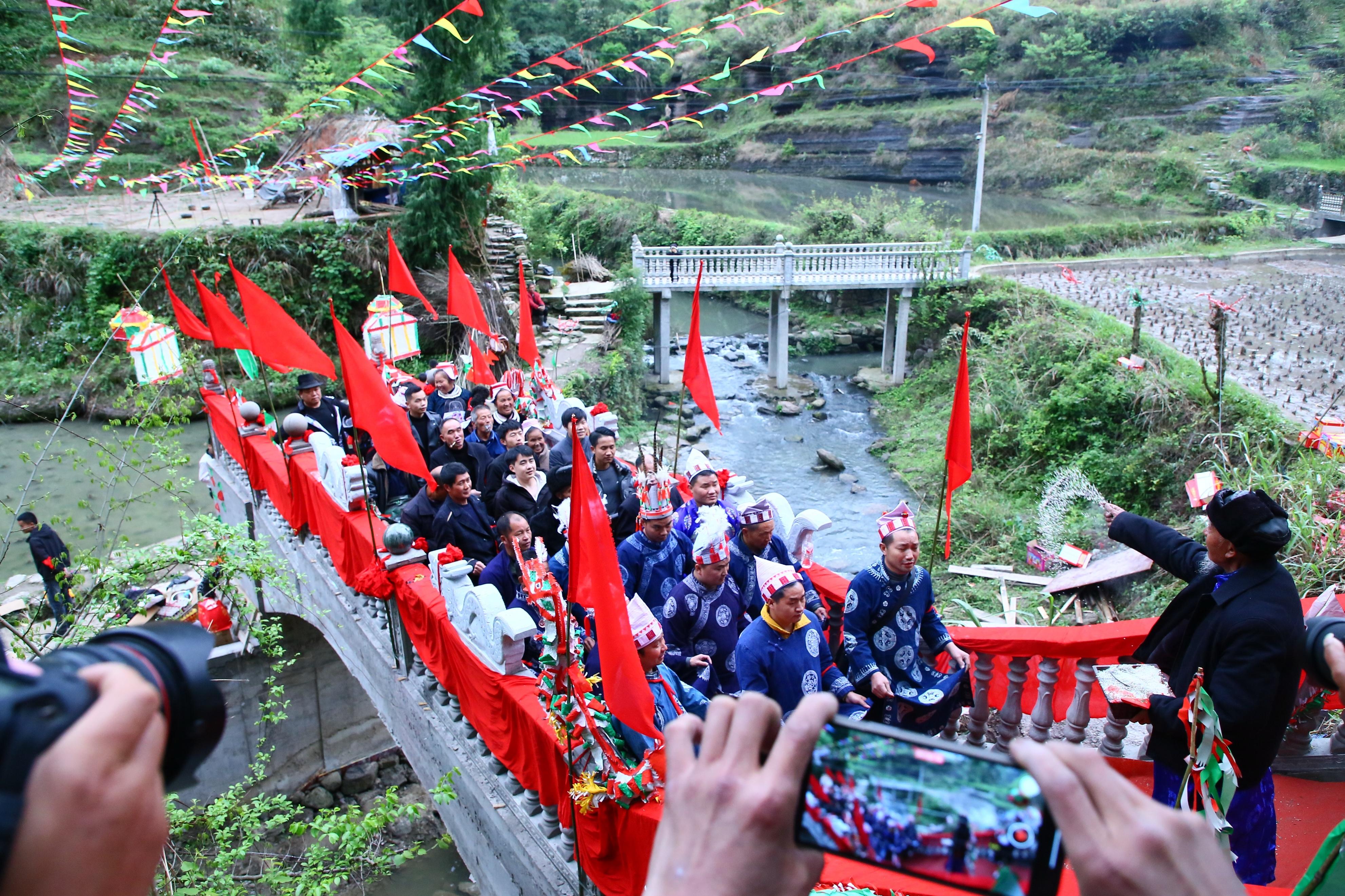 几百年都难见一次，贵州这个国家级传统村落举行牵牛拉马祭桥仪式 亻革家头条 第8张