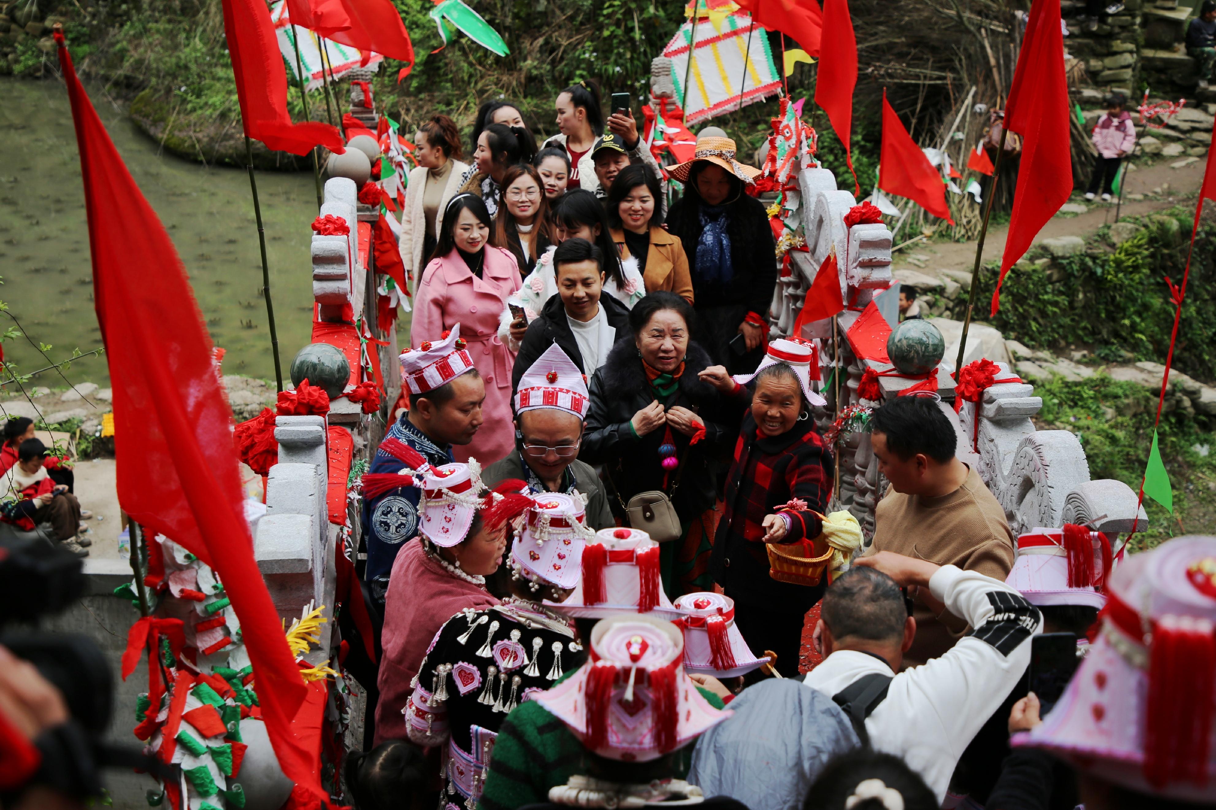 几百年都难见一次，贵州这个国家级传统村落举行牵牛拉马祭桥仪式 亻革家头条 第13张