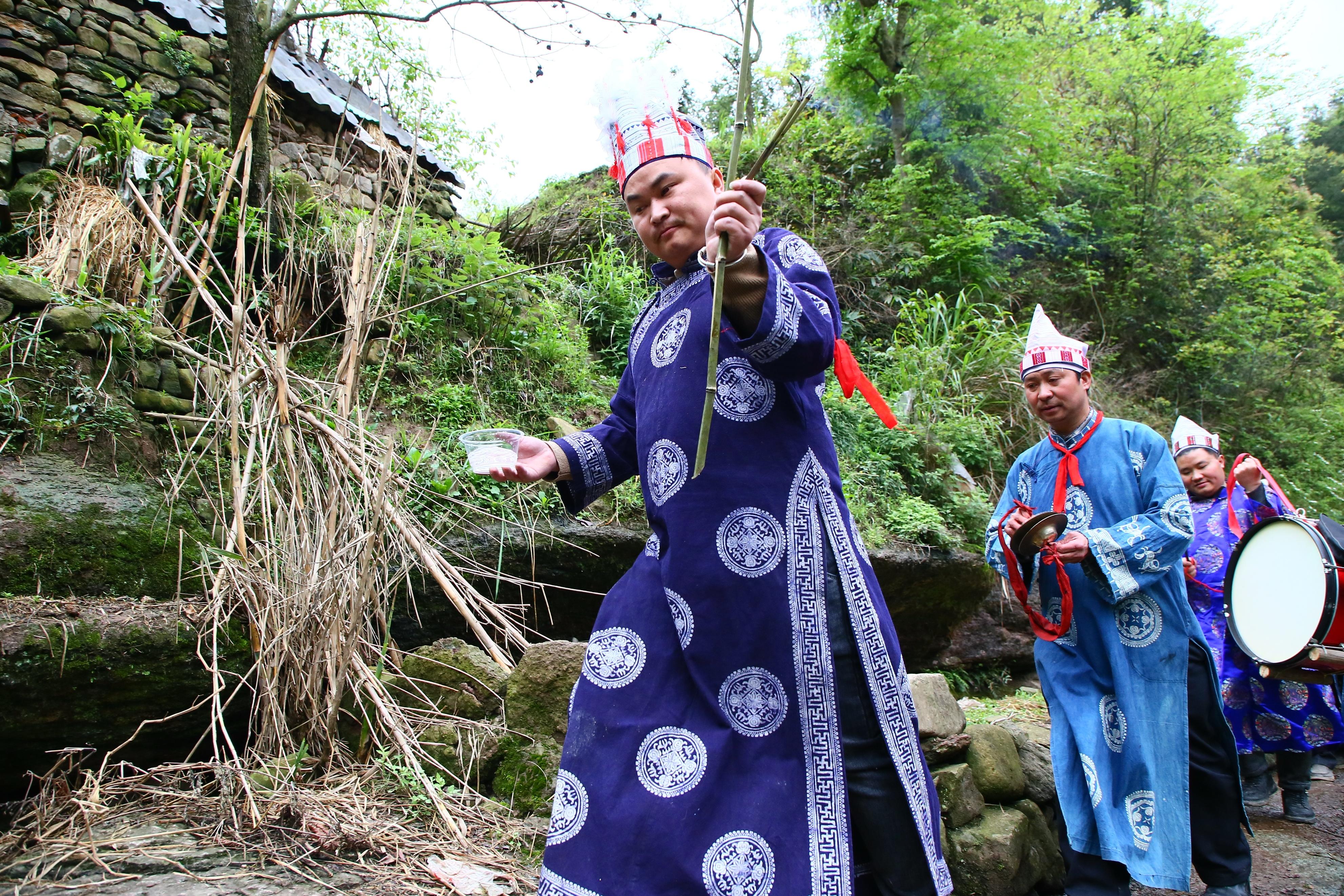 几百年都难见一次，贵州这个国家级传统村落举行牵牛拉马祭桥仪式 亻革家头条 第15张