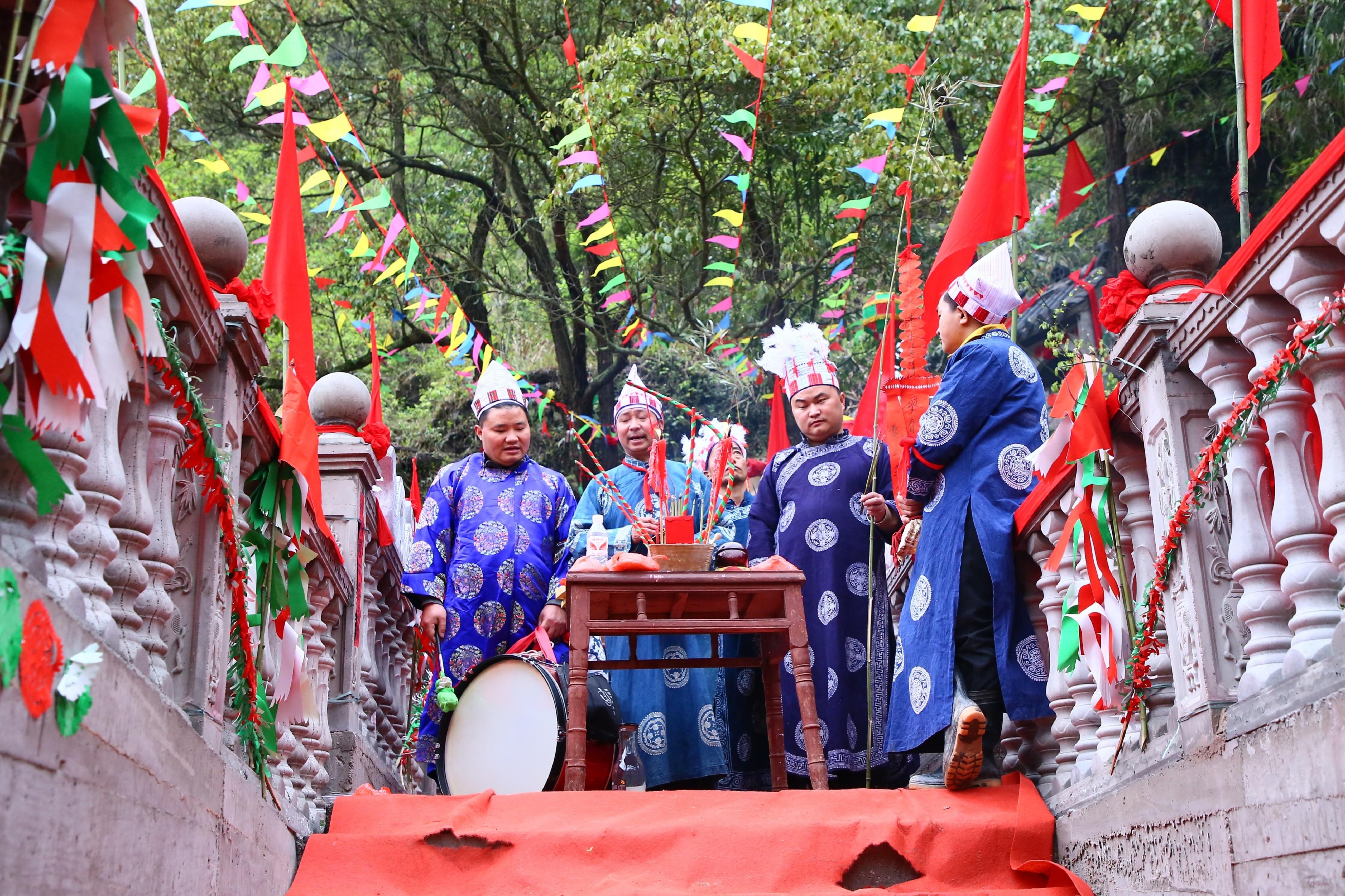 几百年都难见一次，贵州这个国家级传统村落举行牵牛拉马祭桥仪式 亻革家头条 第1张