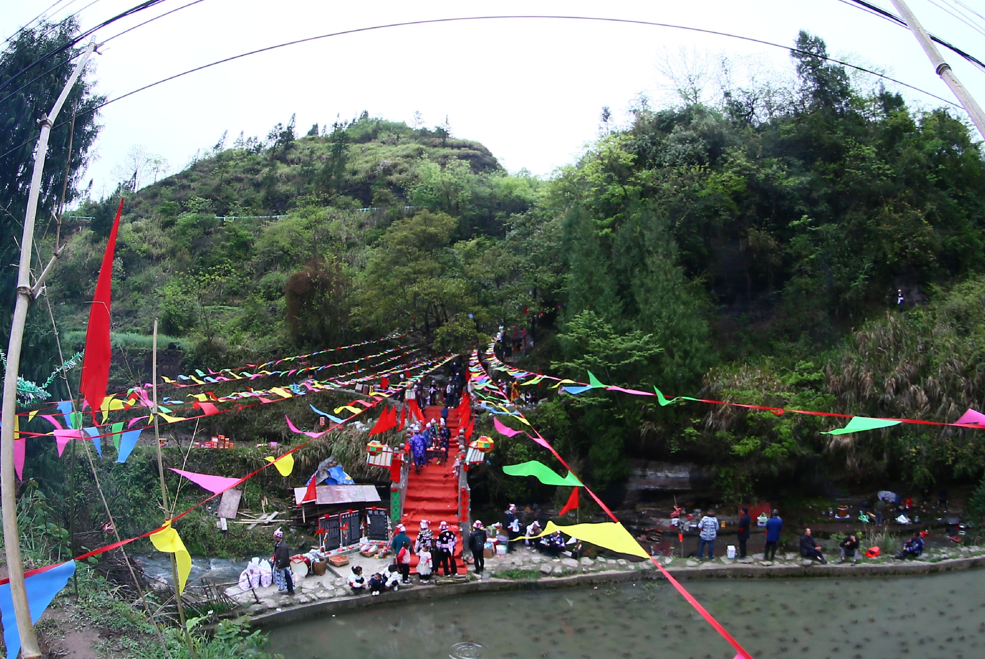 几百年都难见一次，贵州这个国家级传统村落举行牵牛拉马祭桥仪式 亻革家头条 第3张