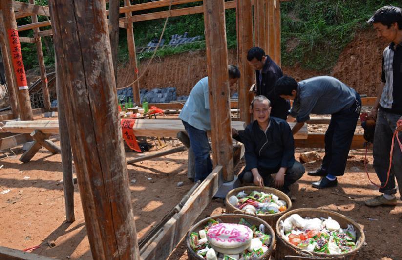 一群革族人互相帮忙盖房子 吃“上梁饭” 亻革家新闻 第11张