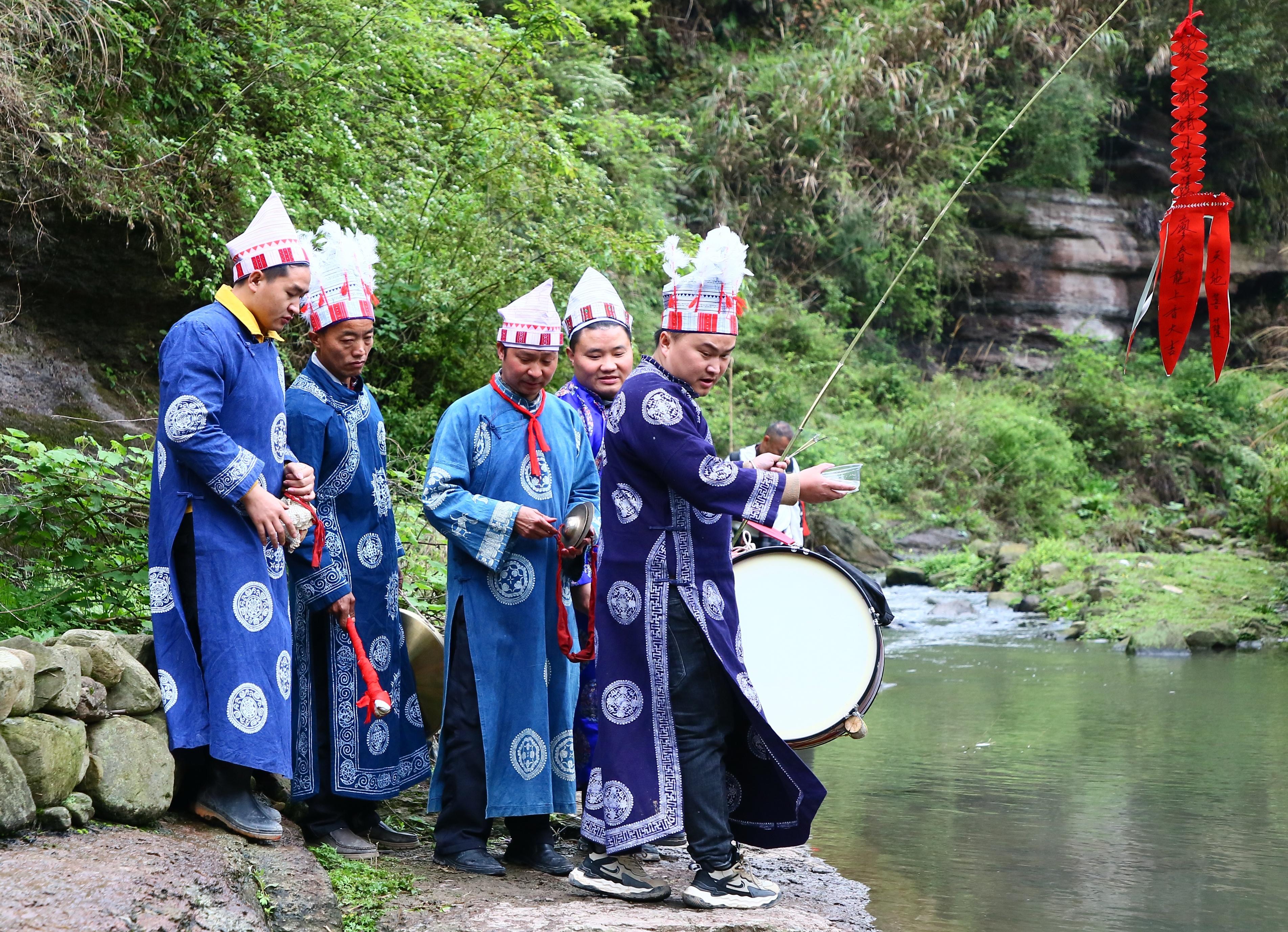 几百年都难见一次，贵州这个国家级传统村落举行牵牛拉马祭桥仪式 亻革家头条 第14张