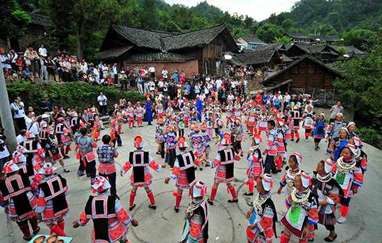 13望坝革寨的革家群众在寨子里表演民俗歌舞.jpg