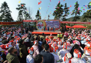 黄平枫香革家寨 欢乐“踩亲节”迎新春