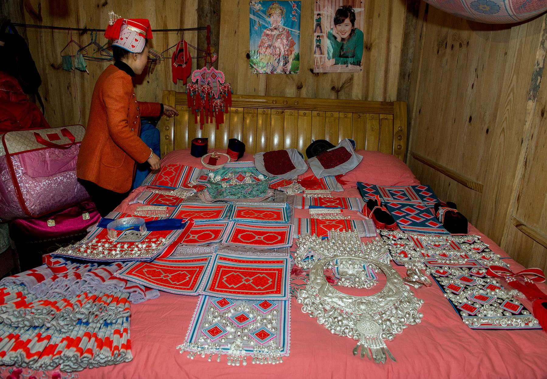 新时代的亻革家人，婚俗依然保留了很大的传统部分