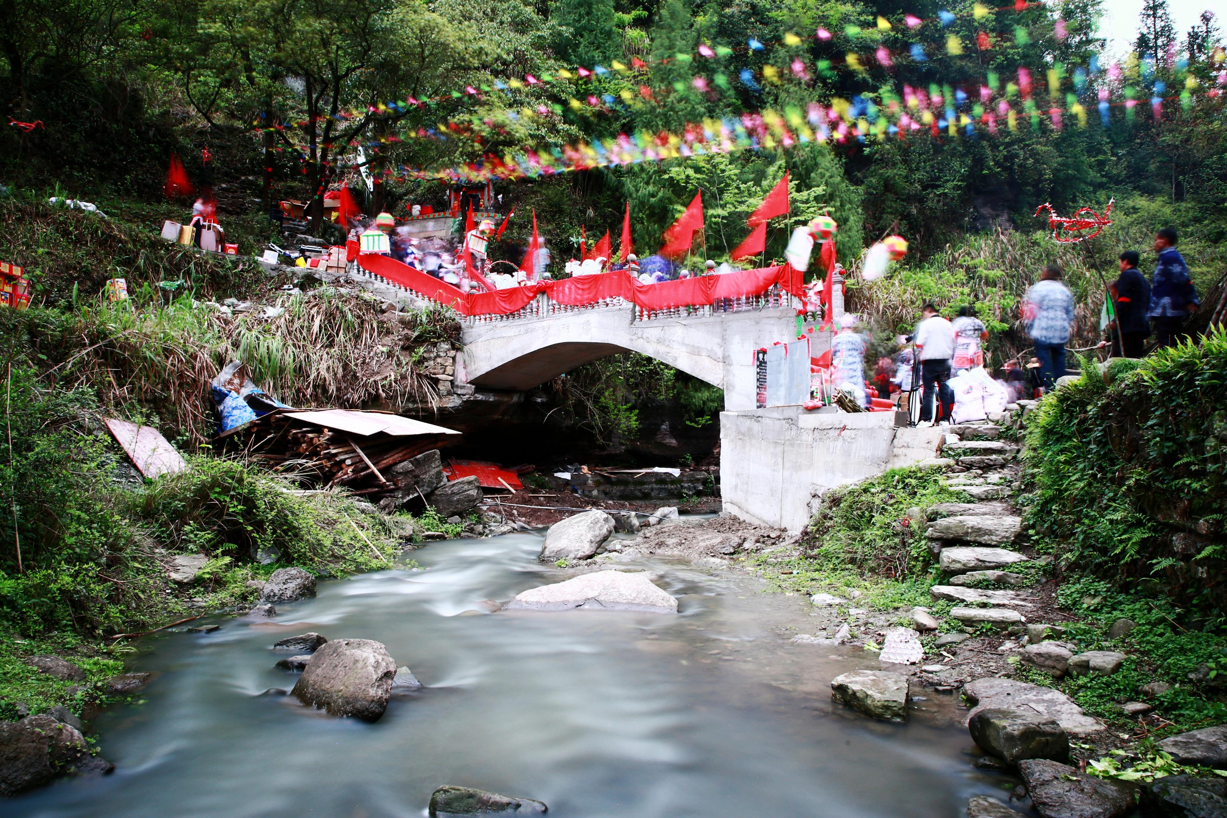 几百年都难见一次，贵州这个国家级传统村落举行牵牛拉马祭桥仪式 亻革家头条 第4张