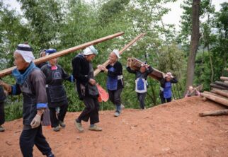 一群革族人互相帮忙盖房子 吃“上梁饭”