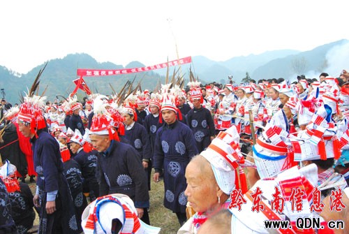 枫香寨“哈戎”节神秘的亻革家风情（组图） 亻革家头条 第10张