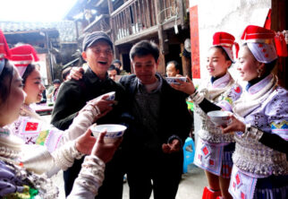 （亻革）家人芦笙踩青庆新春