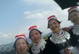 亻革家阿姨，唱起歌