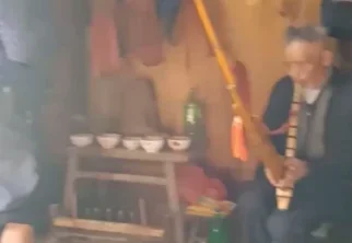 亻革家哈戎祖鼓，芦笙老人吹芦笙