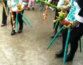 亻革家孩子吃满月酒之骑马