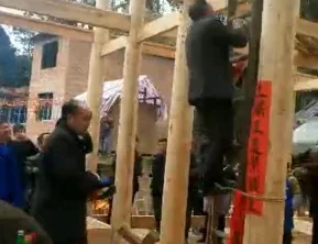 亻革家上梁，“上一步，步步登高。上二步……”