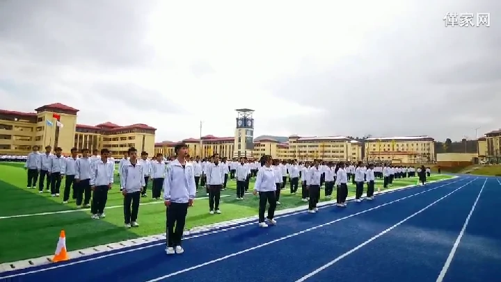 黄平民族中学学生们跳起了亻革舞