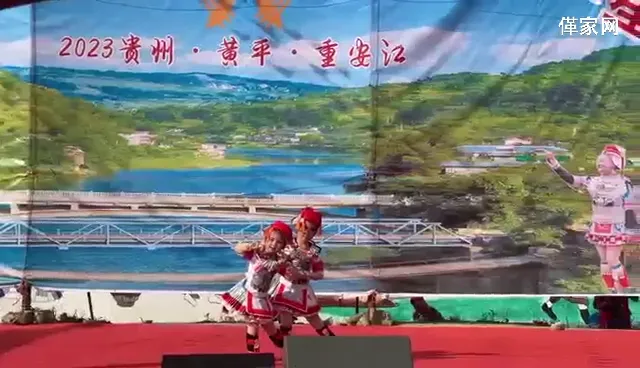 2023贵州黄平重安江926，亻革家雏燕展翅飞，花儿朵朵向太阳