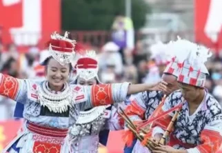 贵州省黔东南 存在着一个待识别少数民族 亻革家人 他们的舞蹈叫做 亻革家踩亲舞是黔东南亻革家青年男女社交活动中的独特舞蹈以芦笙节