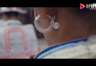 今天阿贵要为大家更新纪录片听这里是贵州的第二集质朴这一集中阎维文老师在黔东南的郎德苗寨遇到了神秘的亻革家人亻革家人的民歌里藏着怎
