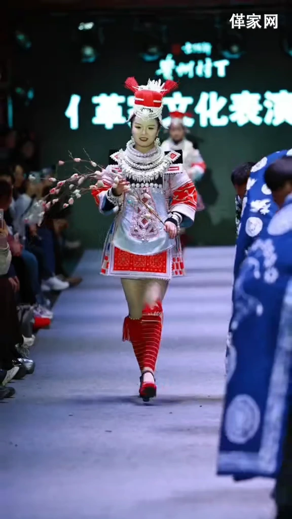 贵州村T 亻革家人 凯里 兹粑上树 风调雨顺