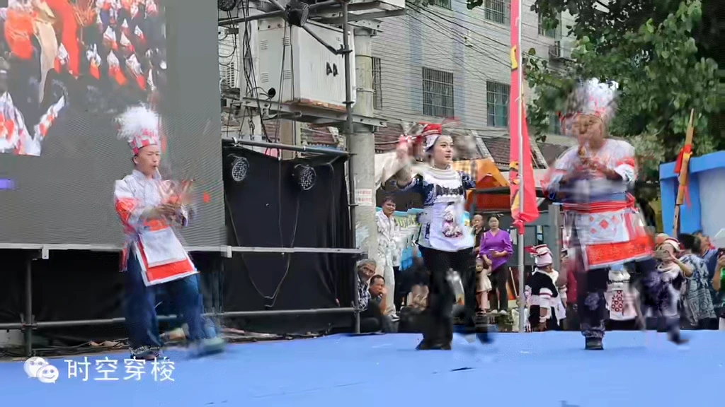 小伙会在跳舞中用脚跟轻轻踩姑娘的脚尖，2025重安5.26民族传统文化节