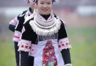 让我们来欣赏一下革家独特服饰之美