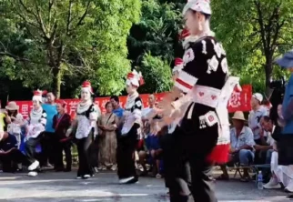 革家姑娘 踩亲舞 民族舞蹈舞出民族特色 风情漫舞 – 抖音…