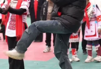 革家踩亲舞 以简洁明快的芦笙节拍为伴奏旋律悠扬动听节奏富有韵律能够带动舞者和观众的情绪 小伙子手持芦…