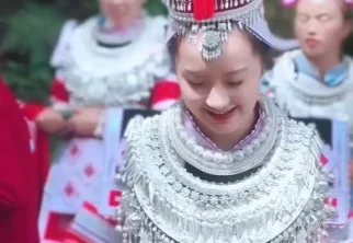 凯里龙场小泡木文化节上的革家姑娘 昨天在小泡木文化节看到的革家姑娘这小姑娘长得特别可爱又漂亮革家人的…