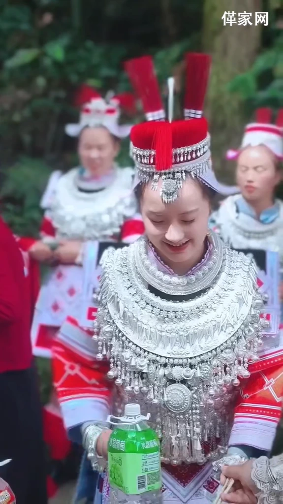 凯里龙场小泡木文化节上的革家姑娘 昨天在小泡木文化节看到的革家姑娘这小姑娘长得特别可爱又漂亮革家人的…
