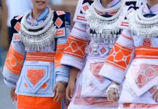 千百年来崇拜太阳 供奉弓箭 身着铠甲式服饰 崇尚武功 祭祀祖鼓 据传为 “ 羿的后人 ” 神秘的革家…