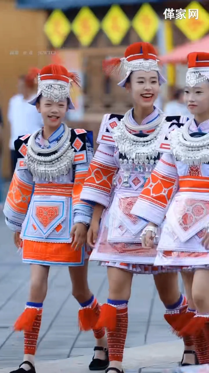 千百年来崇拜太阳 供奉弓箭 身着铠甲式服饰 崇尚武功 祭祀祖鼓 据传为 “ 羿的后人 ” 神秘的革家…