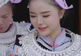 早上还在打稻谷下午带大家去看看革家文化节很感谢小泡木组委会的邀请你们要娶革家媳妇的来我教你吹芦笙革家…