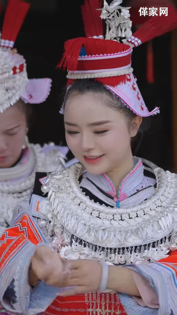 早上还在打稻谷下午带大家去看看革家文化节很感谢小泡木组委会的邀请你们要娶革家媳妇的来我教你吹芦笙革家…