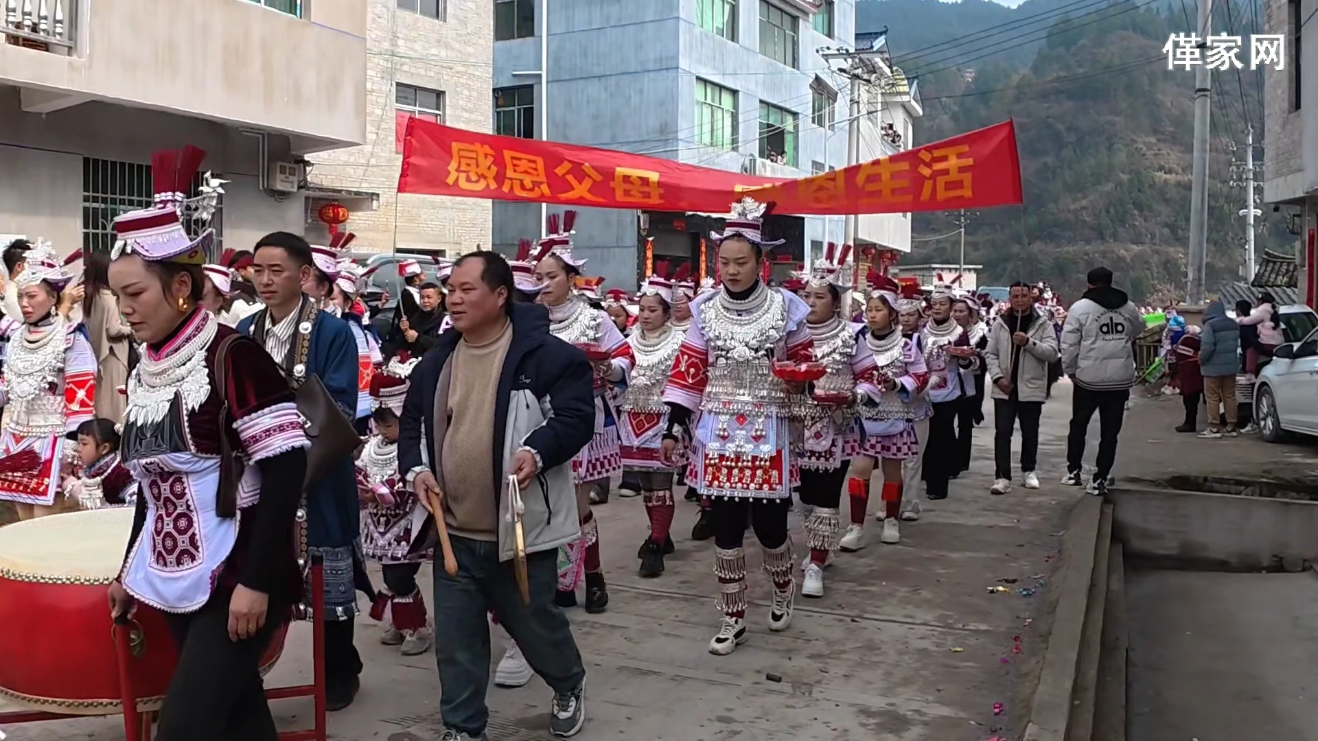 2026塘都村迎来了最动人的场景：800余名外嫁姑妈身着盛装回娘家…